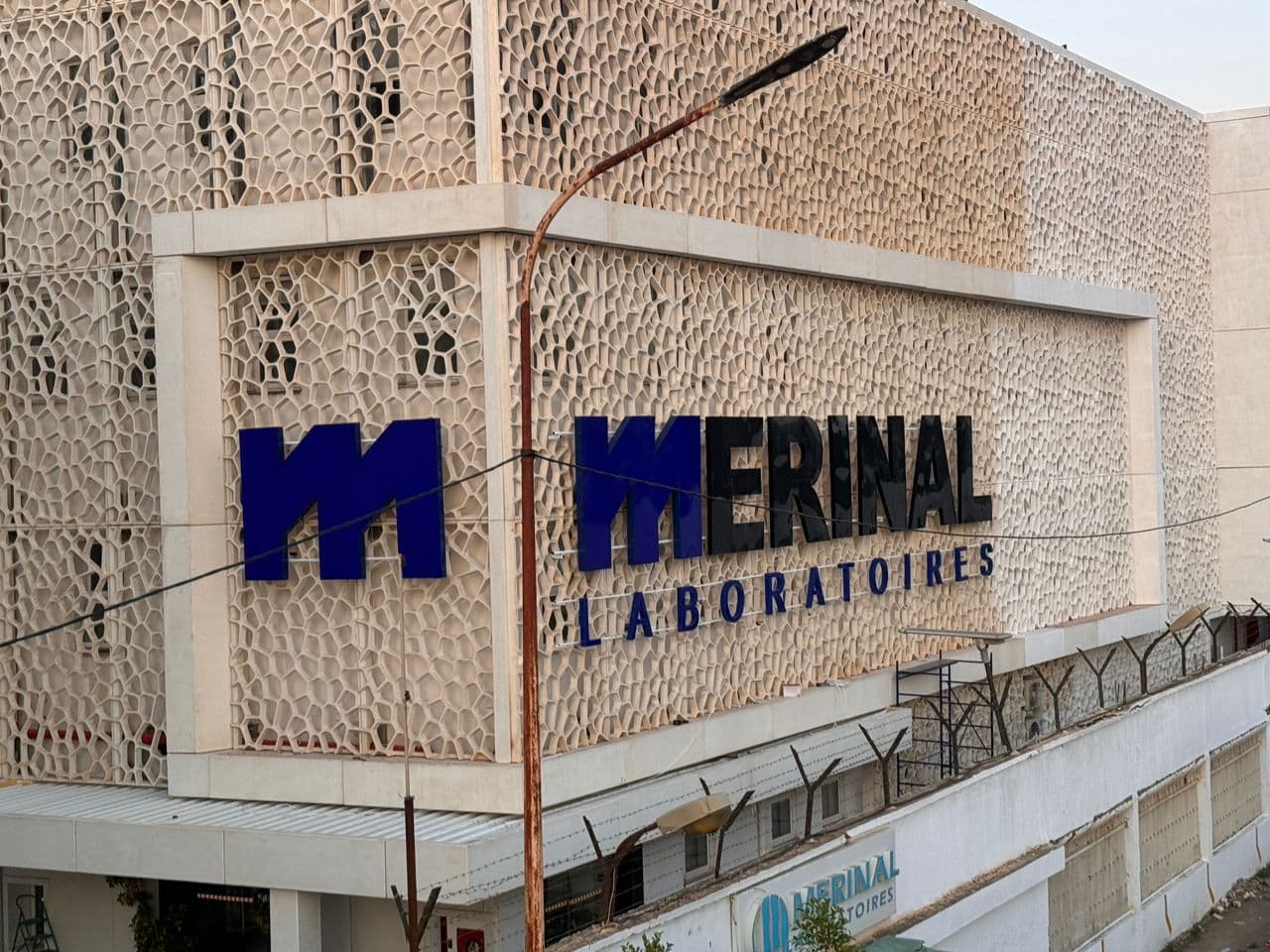 Merinal — corridor signage